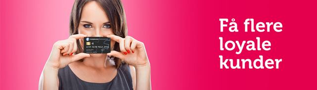 Kvinde der holder Forbrugsforeningskort